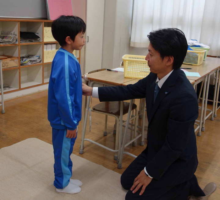 桐光学園小学校 : 新入生登校・・・制服採寸