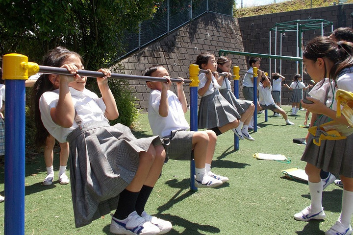 小学生 鉄棒 