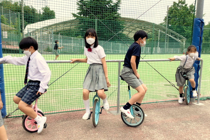 小学生 一輪車  桐光学園小学校 : 子どもたちで賑わう一輪車広場