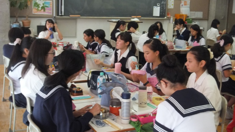 《文化祭》　中学1年生と高校3年生の「昼食会」